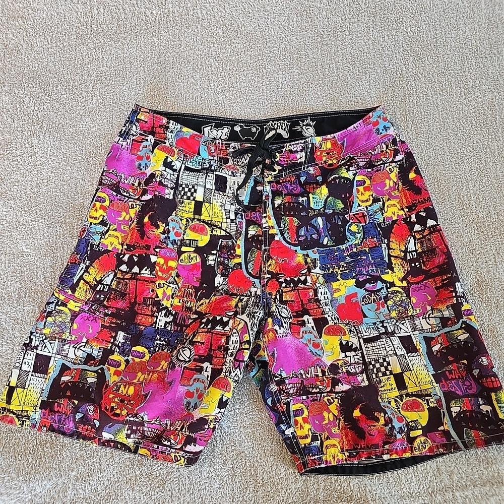 Lost Mayhem‎ Black Sheep Graffiti Skull Men's Board Shorts Size 38 Multicolor